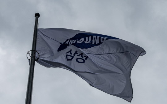 사진은 7일 오전 서울 서초구 삼성 서초 사옥에 걸린 삼성 깃발.<연합뉴스>